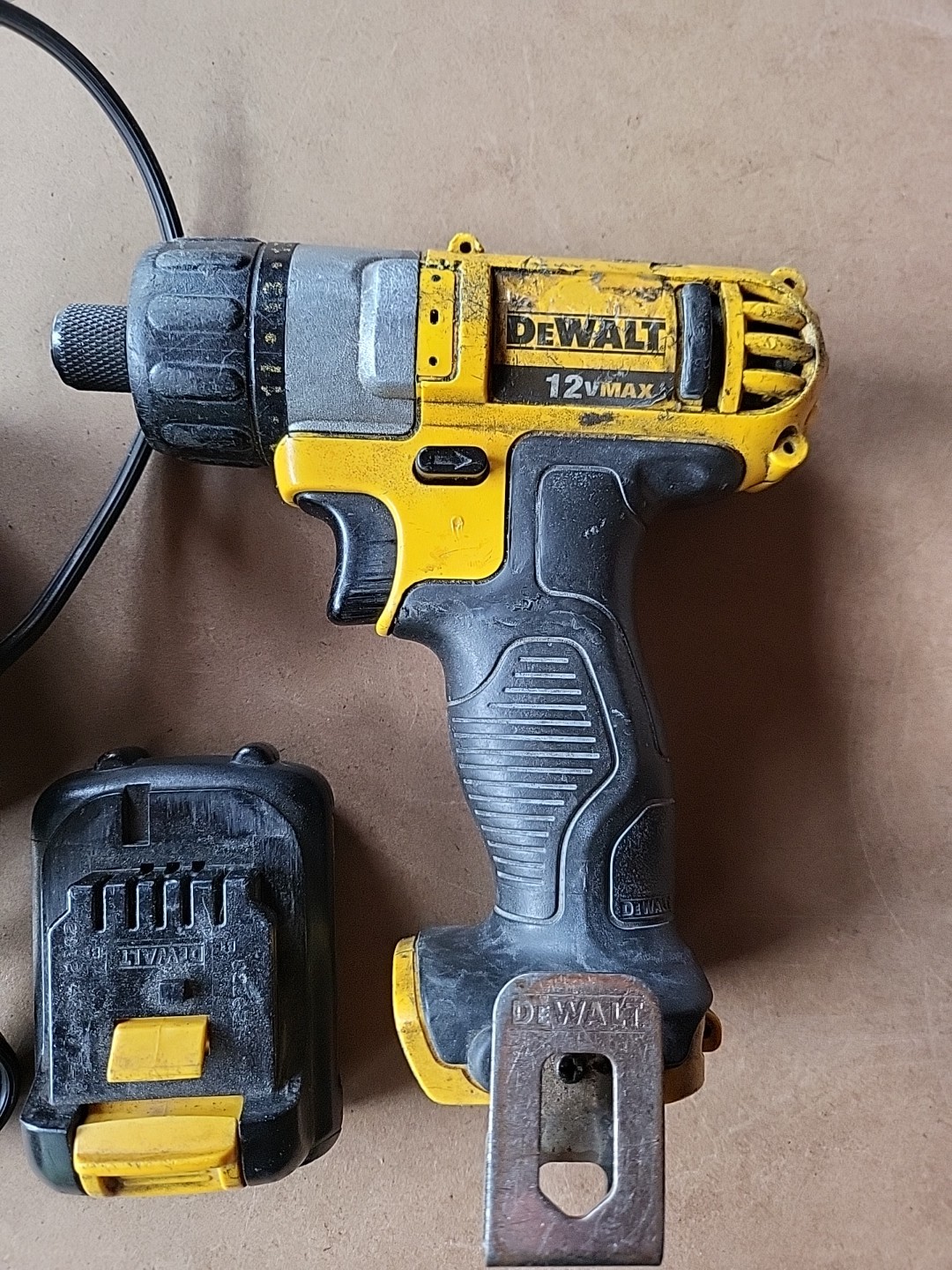 DEWALT DCF610 12V MAX 1/4&Prime; Cordless Screwdriver W/ Battery and Charger