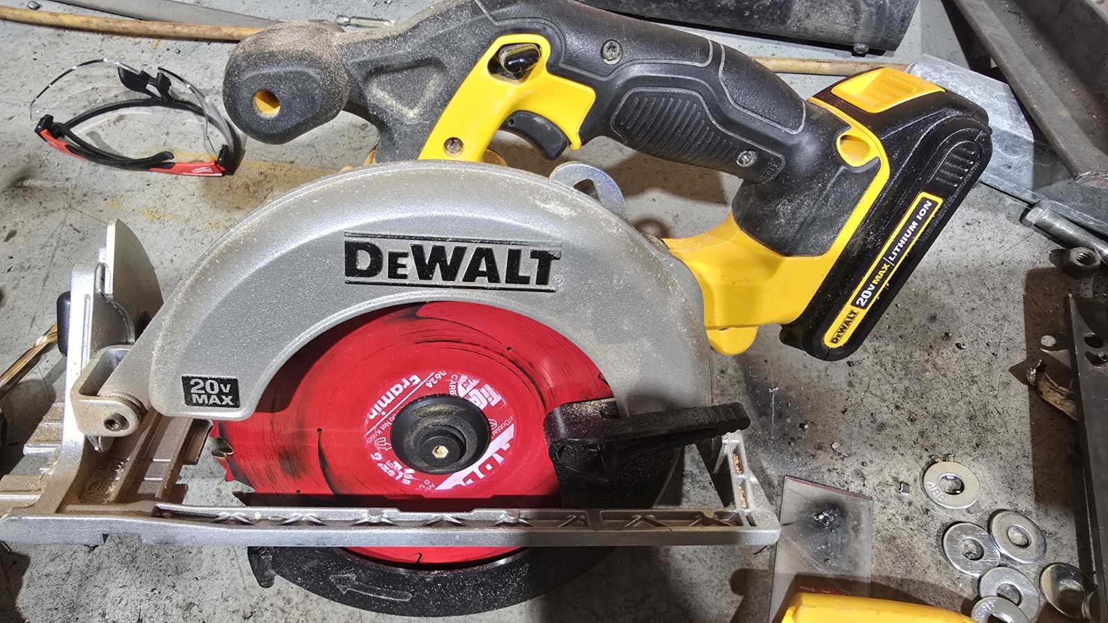DEWALT DCS391B 6-1/2-Inch 20V Cordless Circular Handsaw