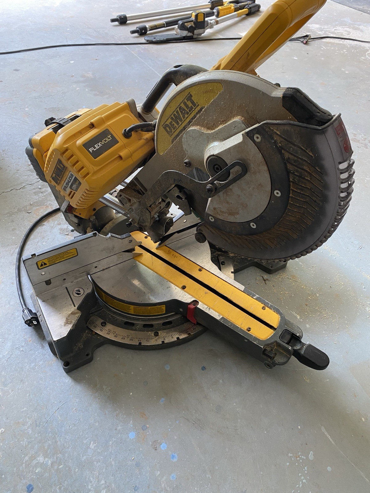 DEWALT DHS790 12&Prime; DoubleBevel Sliding Compound Miter Saw FlexVolt AS-IS Broken