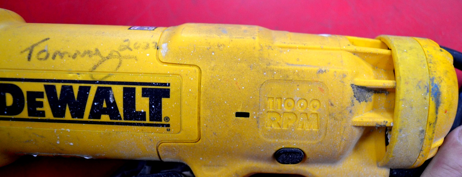 DEWALT 120V 11 Amp Corded 4.5 in. Small Angle Grinder DWE402 W/9 Discs-*TESTED*