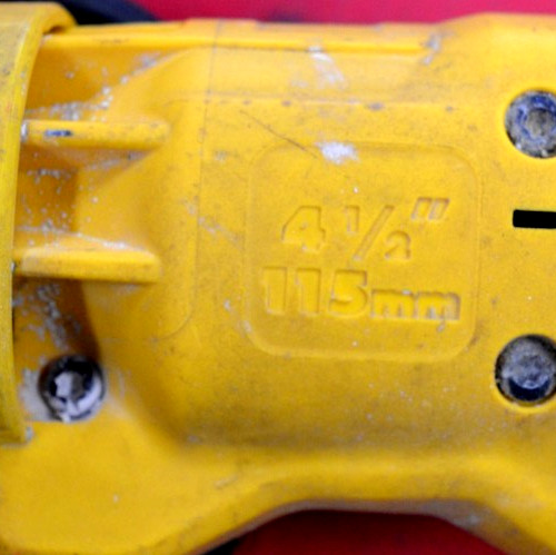 DEWALT 120V 11 Amp Corded 4.5 in. Small Angle Grinder DWE402 W/9 Discs-*TESTED*