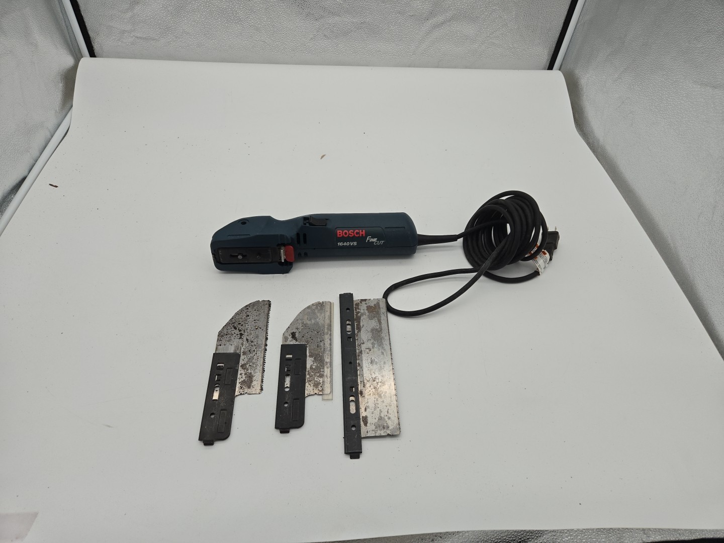 Bosch 1640VS Fine Cut Variable Speed Handsaw,Flush-Cut Saw – Corded W/ Extras