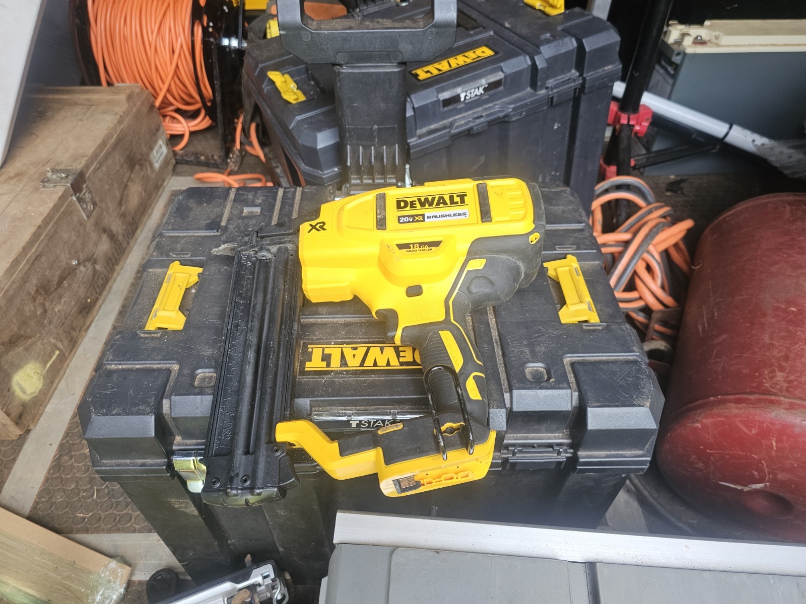 DEWALT DCN680BR 20 V Max Li-ion 18 Gauge Brad Nailer