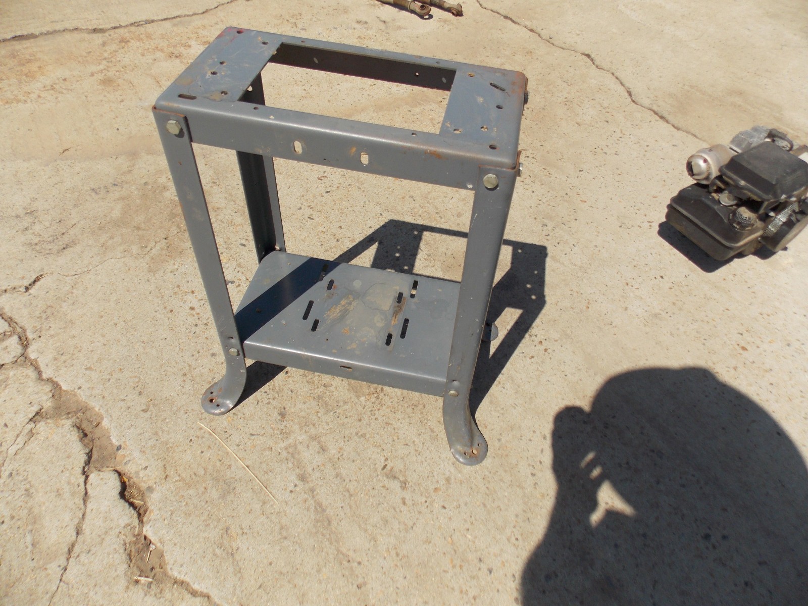 metal stand 24&Prime; tall 16&Prime; x 8&Prime; top from 14 ROCKWELL 28-200 BANDSAW band saw