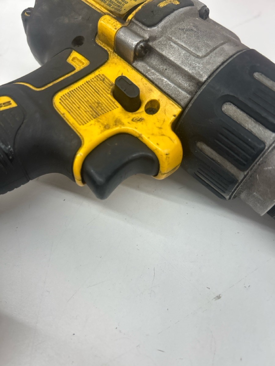 PRE-OWNED DEWALT DCD996 HAMMER DRILL W/BATTERY (P23018059)