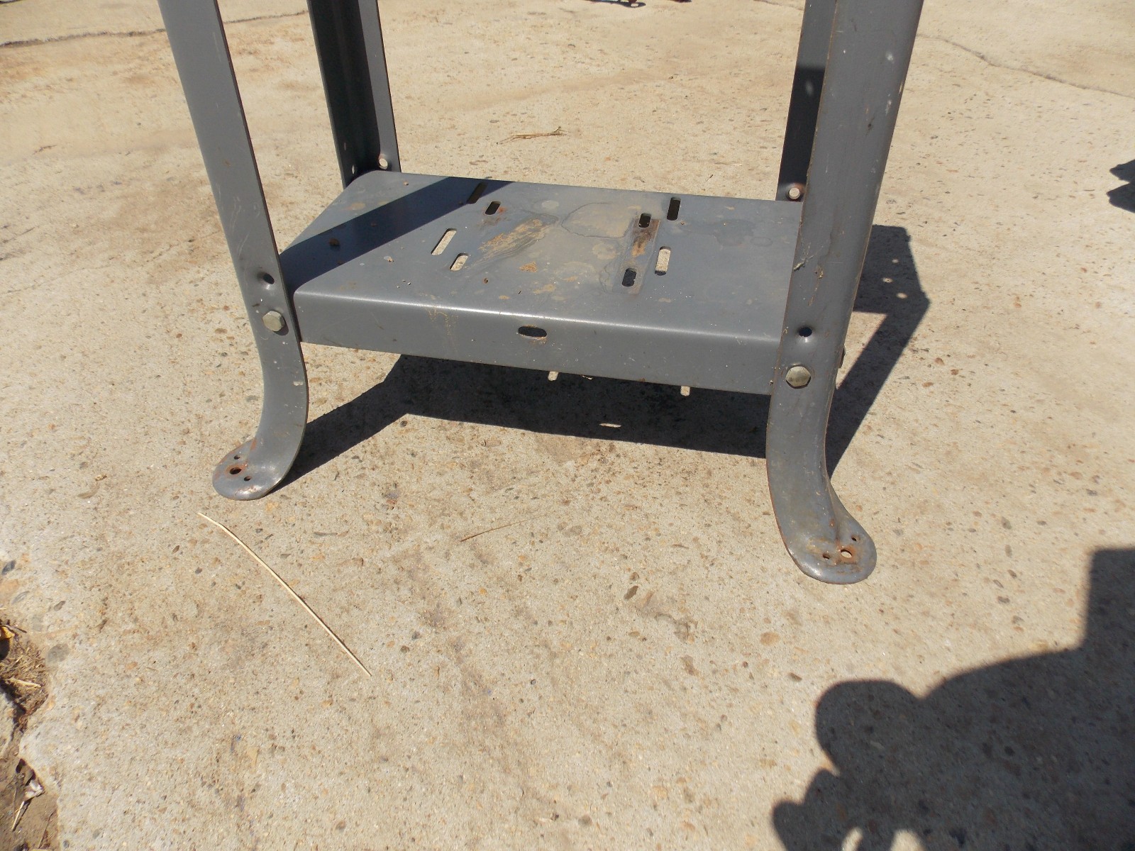 metal stand 24&Prime; tall 16&Prime; x 8&Prime; top from 14 ROCKWELL 28-200 BANDSAW band saw