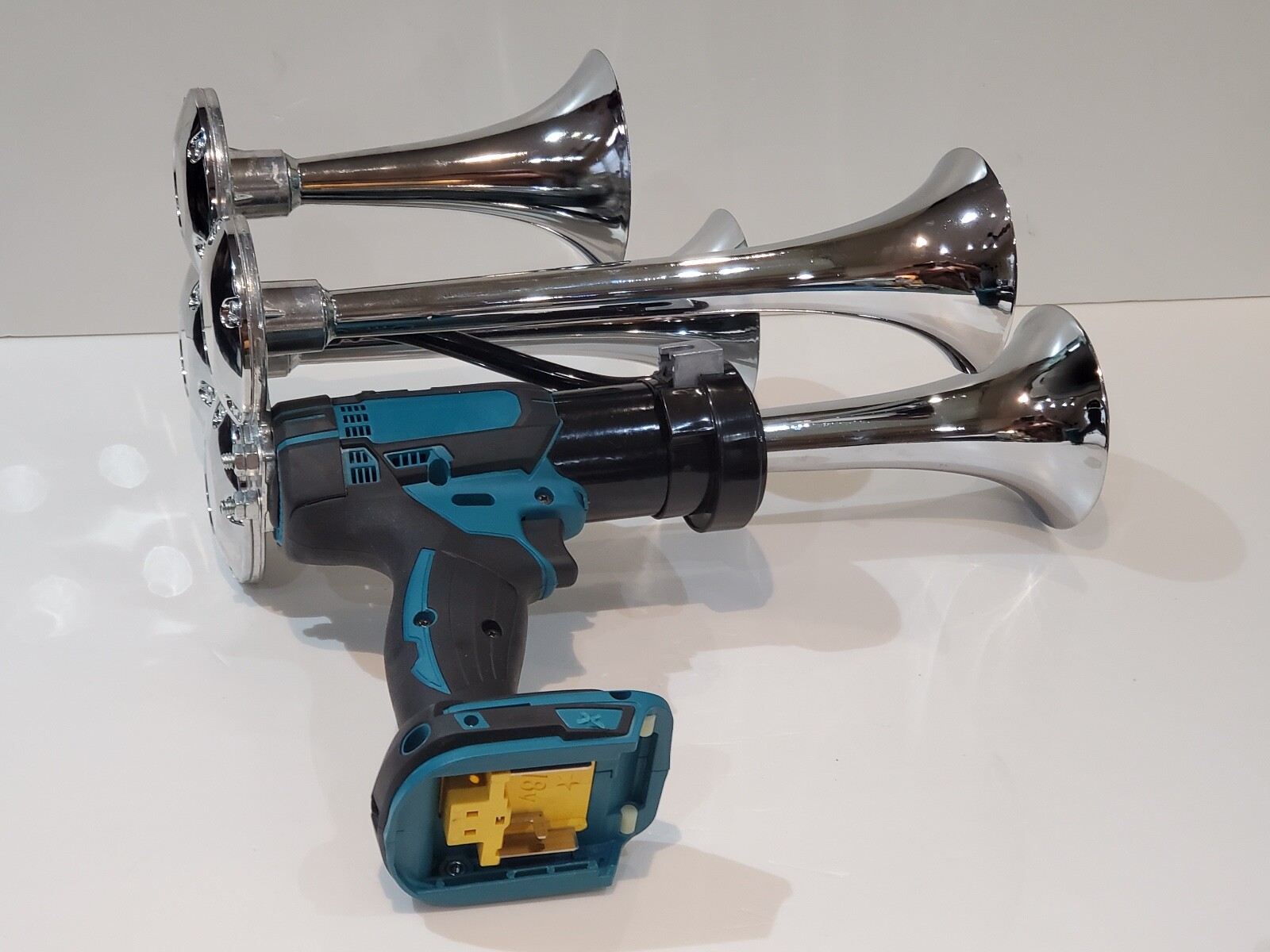 MAKITA 18V Power Air Horn, Train Horn Compressor, QUAD Chrome Metal Trumpets 14&Prime;