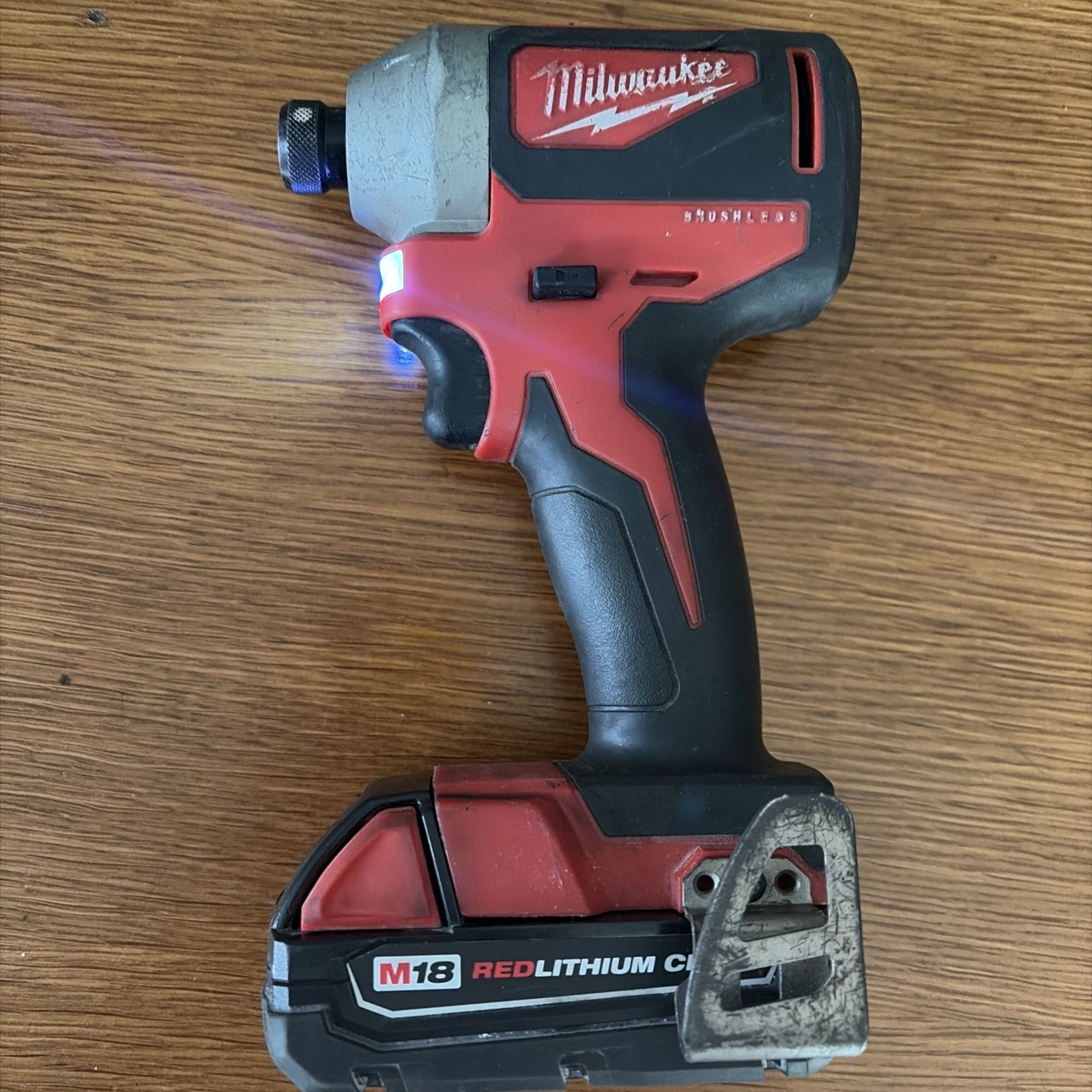 Milwaukee M18 18V 1/4 Hex Impact Driver 2820-20 With Two Batteries & Charge Base