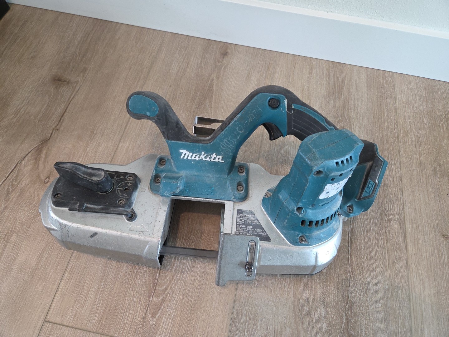 Makita cordless compact bandsaw XBP03 Very Good Condition With Blade