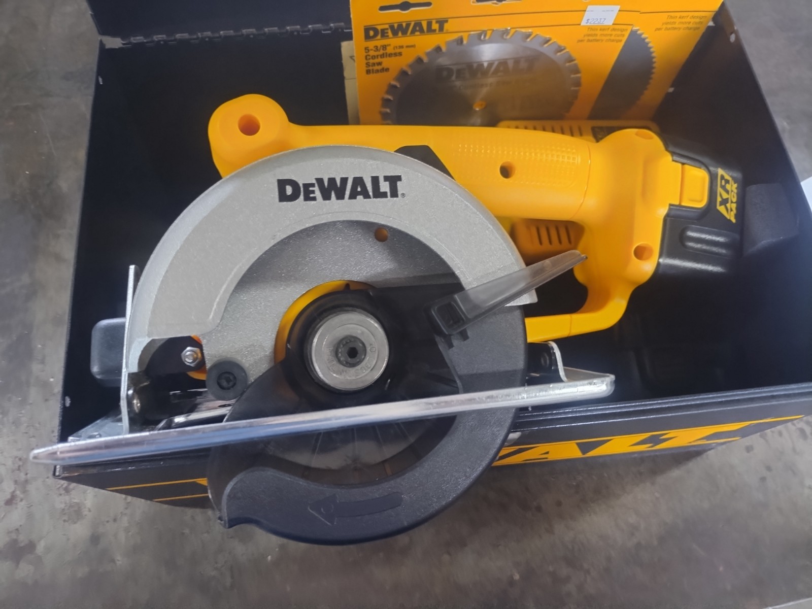DEWALT DW930 12v Cordless 5 3/8 Trim Saw- Metal Case, Charger, 2 Batt., 4 Blades