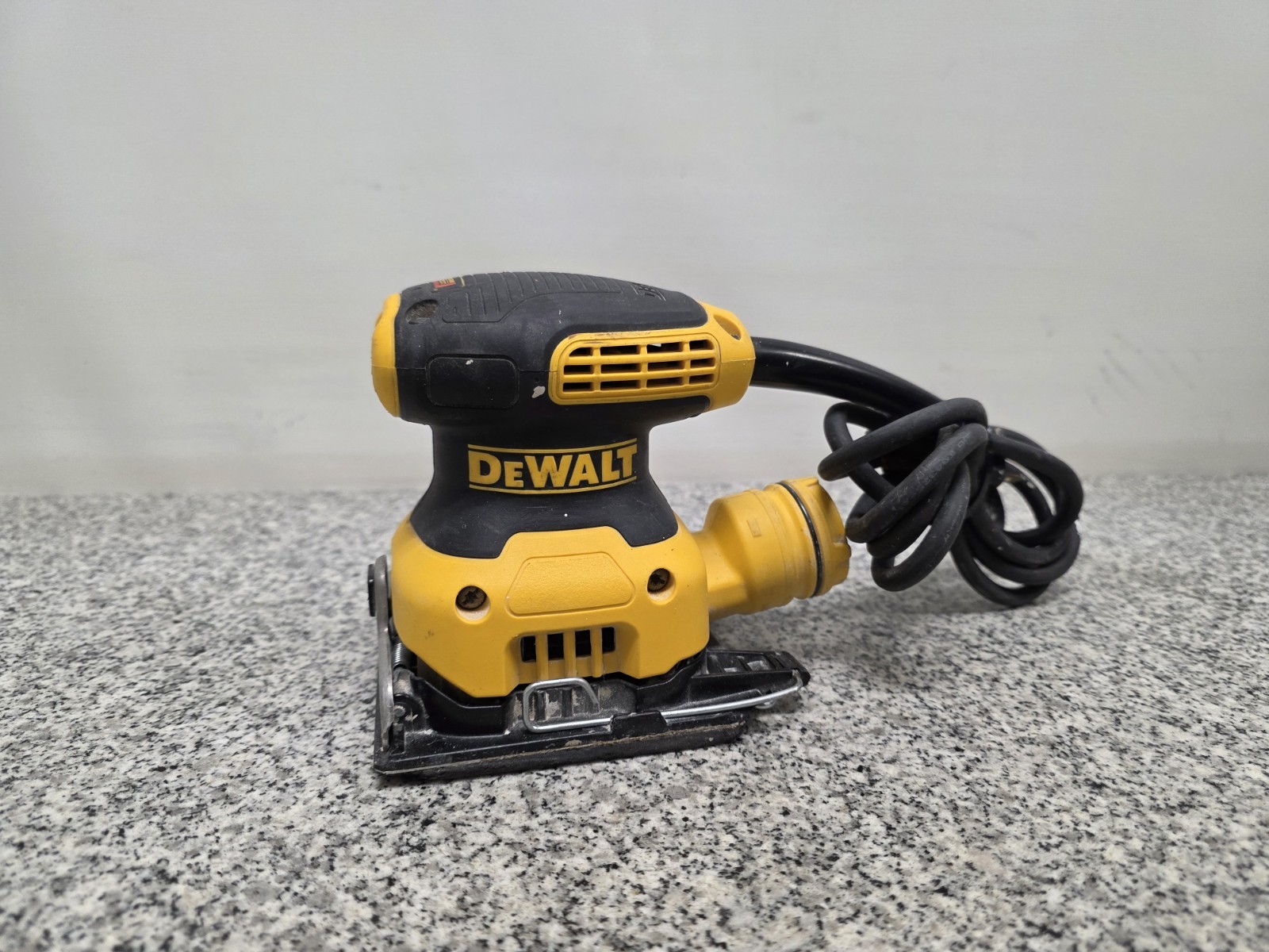 DEWALT DWE6411 2.3 Amp 1/4 Sheet Palm Grip Corded Sander