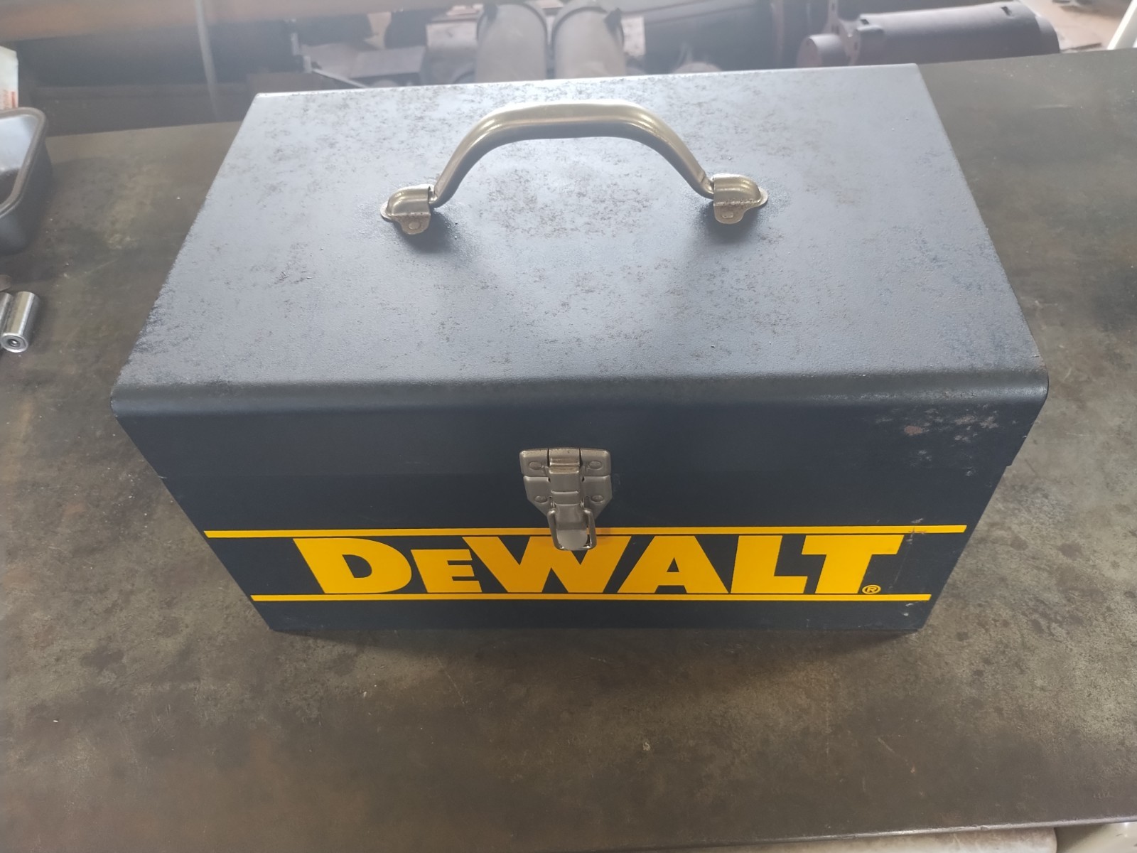DEWALT DW930 12v Cordless 5 3/8 Trim Saw- Metal Case, Charger, 2 Batt., 4 Blades