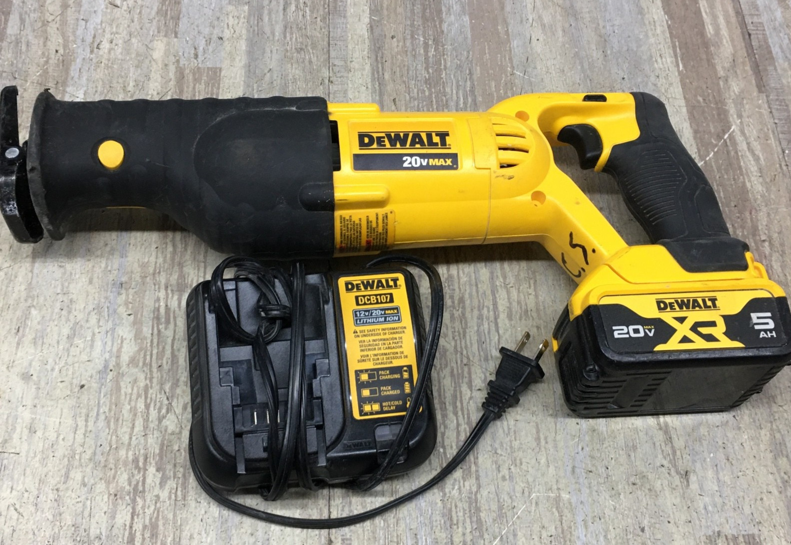 Dewalt DCS380 20V Cordless Reciprocating Saw W/ 5.0 AH Battery DCB107 CHARGER