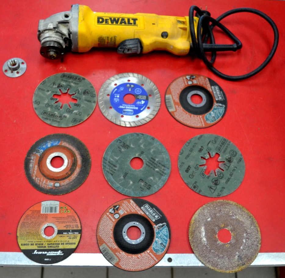 DEWALT 120V 11 Amp Corded 4.5 in. Small Angle Grinder DWE402 W/9 Discs-*TESTED*