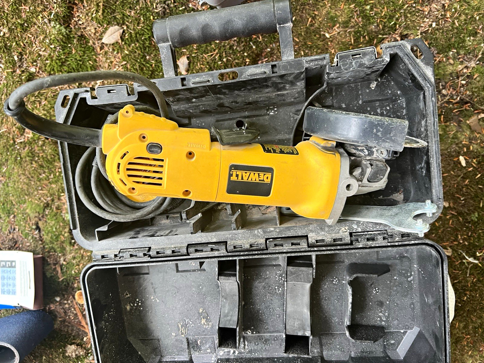 DEWALT D28402 4-1/2&Prime; Corded Angle Grinder 120V AC/DC Rotary w/ Case