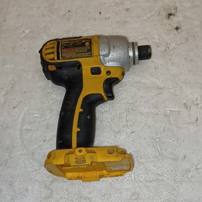 DEWALT DC825 18V ,20v 1/4in Cordless Keyless Impact Driver 0-2400 RPM + Adapter