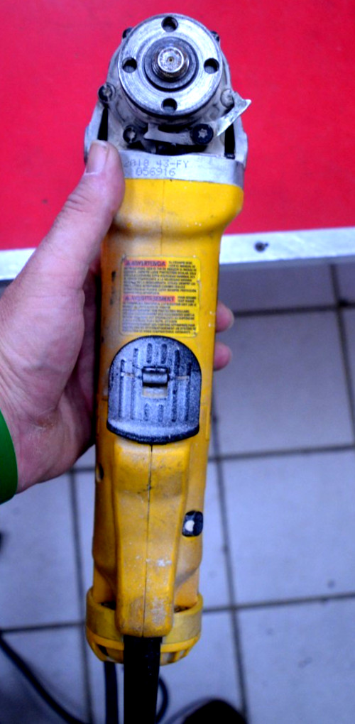 DEWALT 120V 11 Amp Corded 4.5 in. Small Angle Grinder DWE402 W/9 Discs-*TESTED*