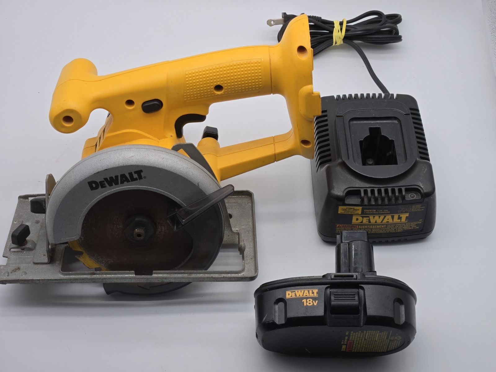 DeWalt DW936 18V Cordless Circular Trim Saw 5-3/8&Prime; w/ 18v Battery + Charger