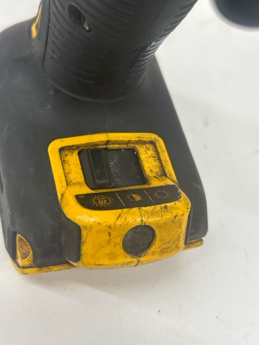 PRE-OWNED DEWALT DCD996 HAMMER DRILL W/BATTERY (P23018059)