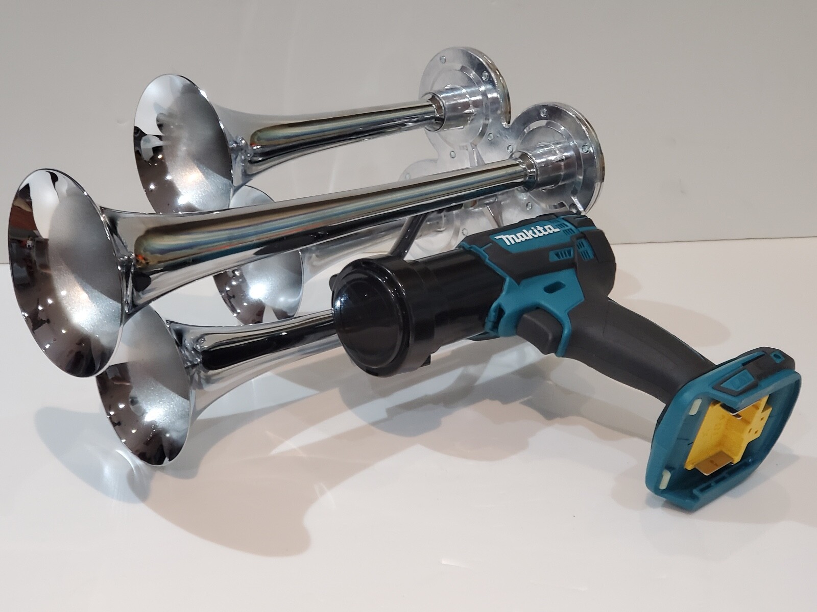MAKITA 18V Power Air Horn, Train Horn Compressor, QUAD Chrome Metal Trumpets 14&Prime;