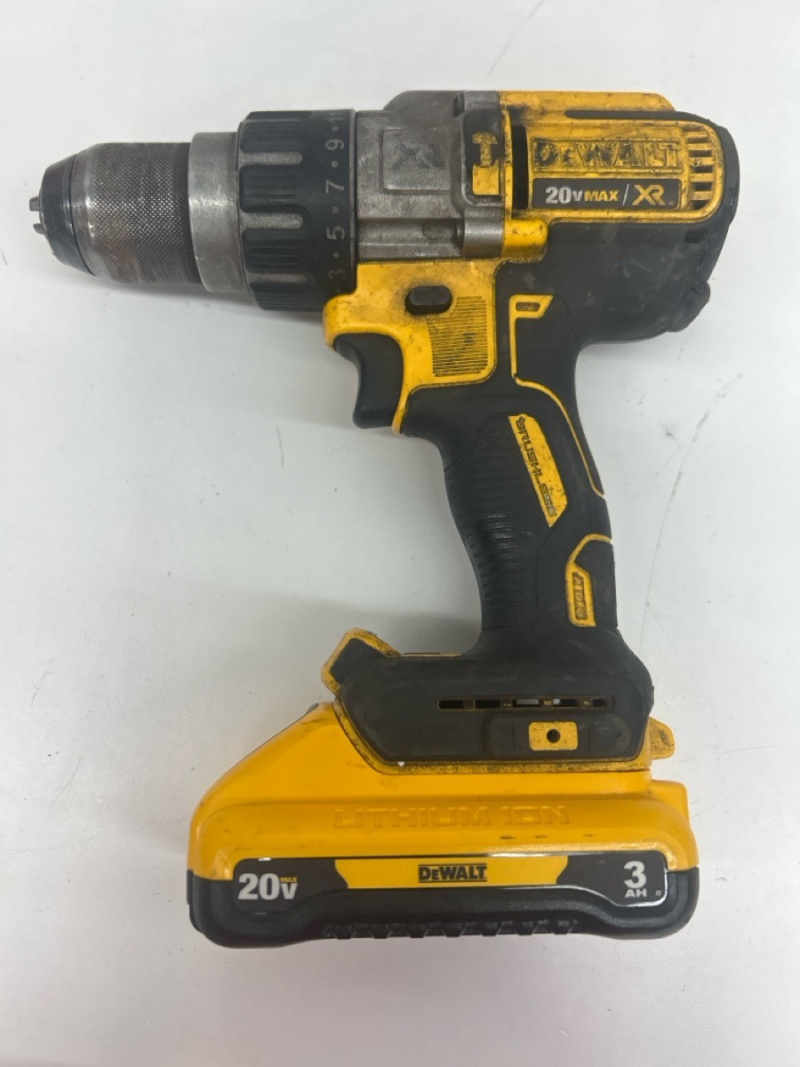 PRE-OWNED DEWALT DCD996 HAMMER DRILL W/BATTERY (P23018059)