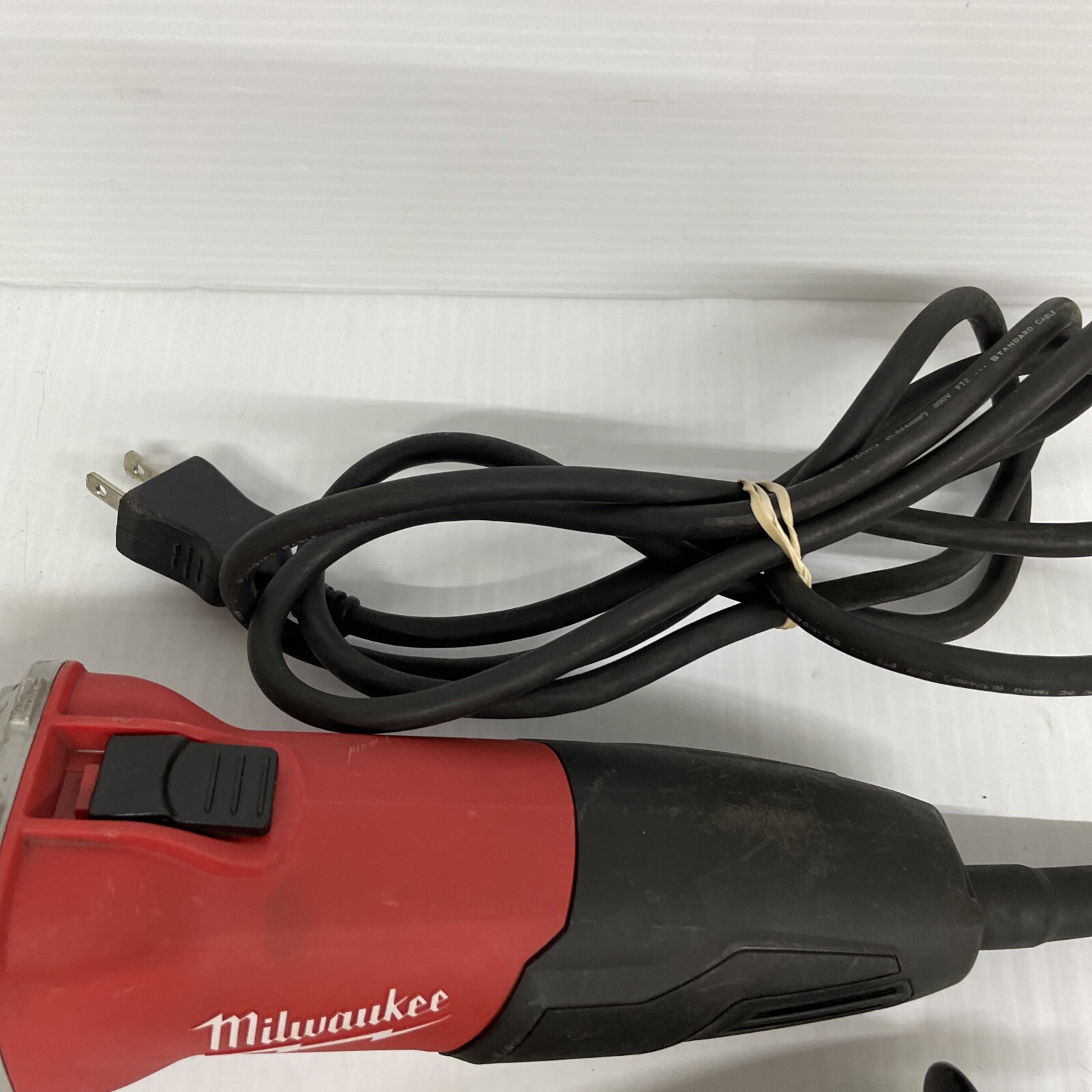 Milwaukee 6130-33 120V 4.5 inch Angle Grinder W/ Auxiliary Handle – Pre Owned