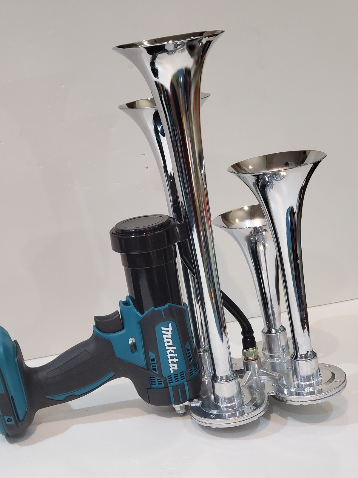 MAKITA 18V Power Air Horn, Train Horn Compressor, QUAD Chrome Metal Trumpets 14&Prime;