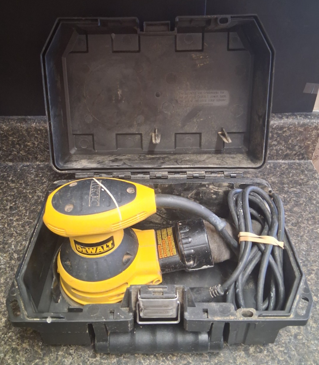 (RI4) Dewalt D26451 5&Prime; Corded Orbital Sander With Cloth Dust Bag & Carry Case