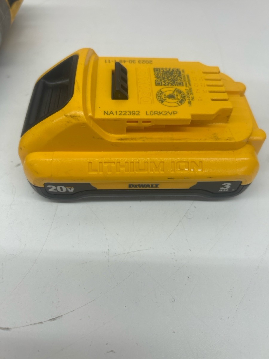 PRE-OWNED DEWALT DCD996 HAMMER DRILL W/BATTERY (P23018059)