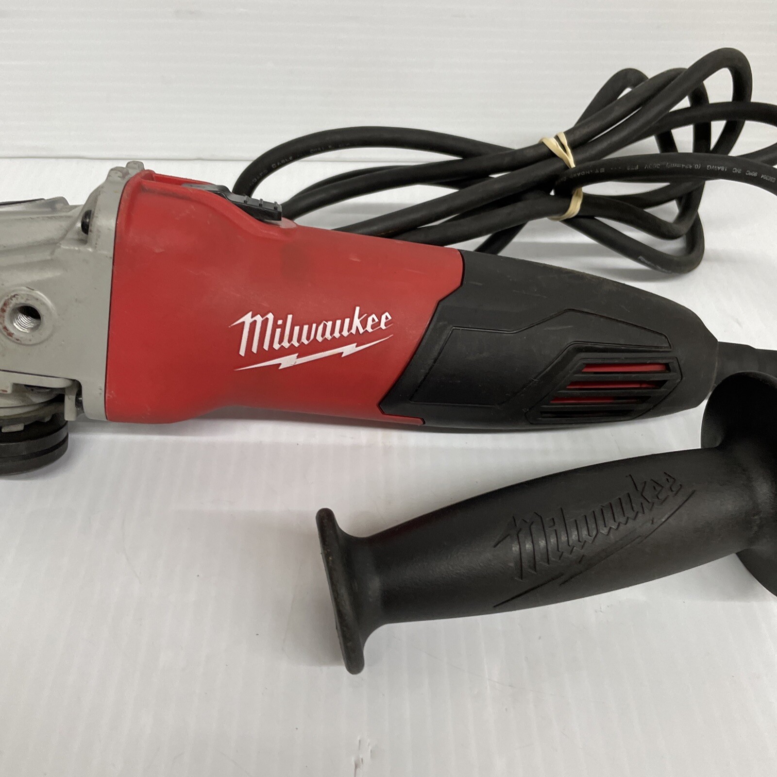 Milwaukee 6130-33 120V 4.5 inch Angle Grinder W/ Auxiliary Handle – Pre Owned