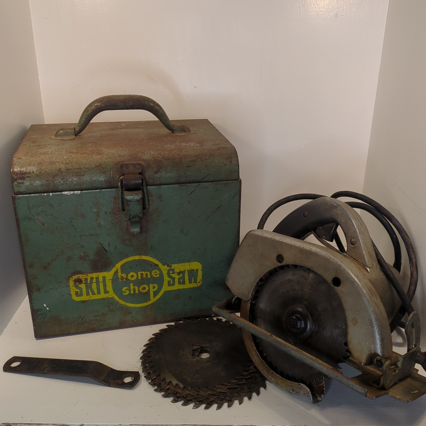 Skil Saw Home Shop 520 Circular W/ Metal Tool Box Case Wrench Blades Works