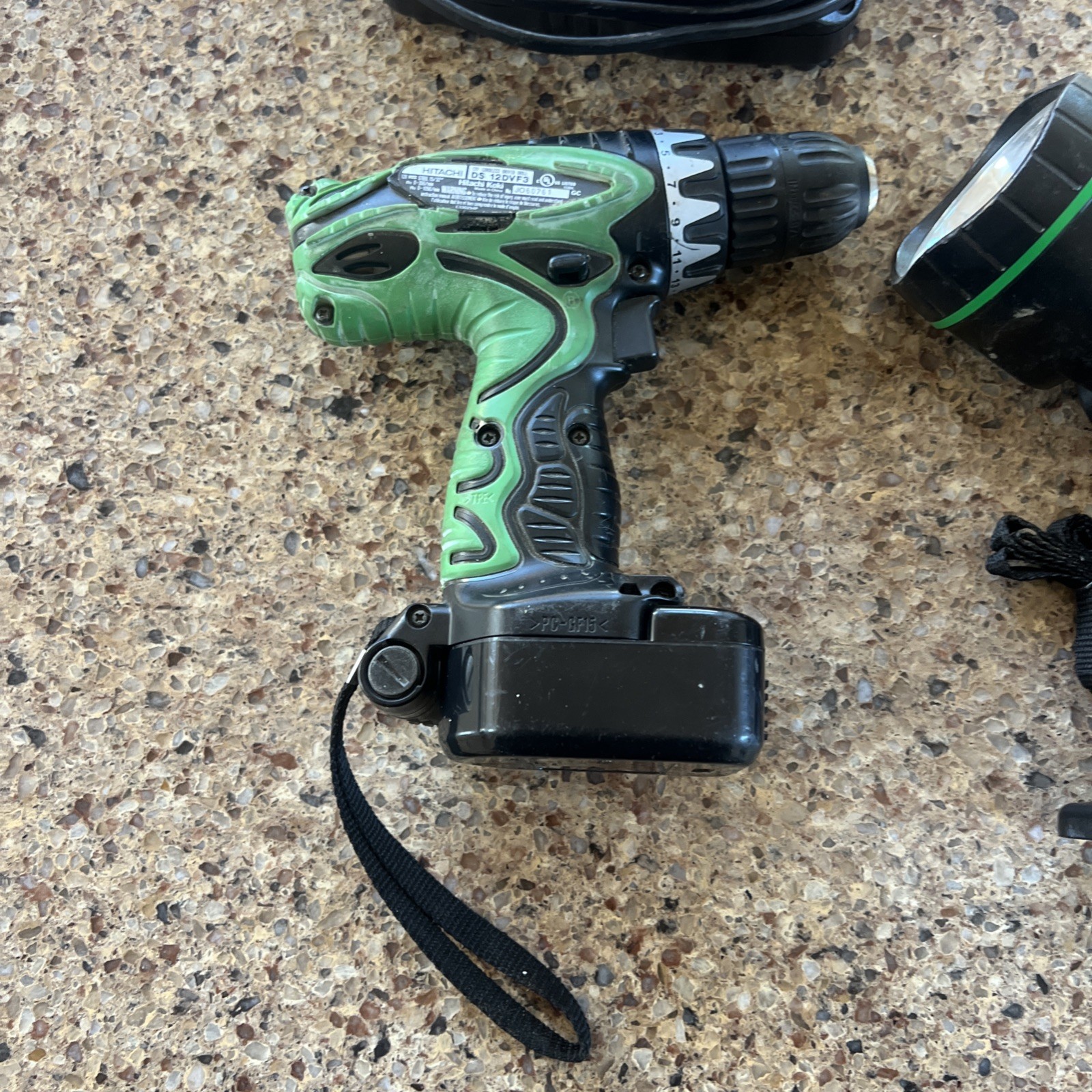 Hitachi DS 12DVF3 12V Cordless Drill/ Light UB 12D W Charger And 1 Battery Works