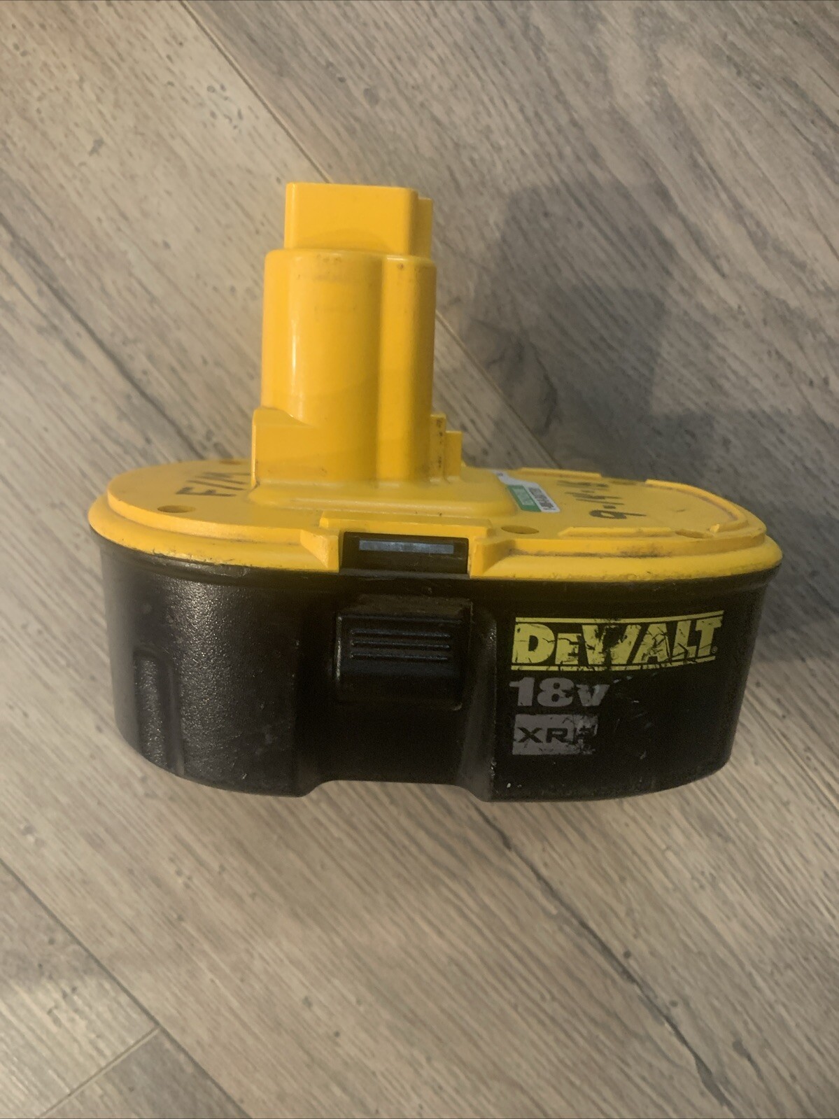DeWalt DC759 18V 1/2&Prime; (13mm) VSR Cordless Drill/Driver-color Yellow Batter,charg