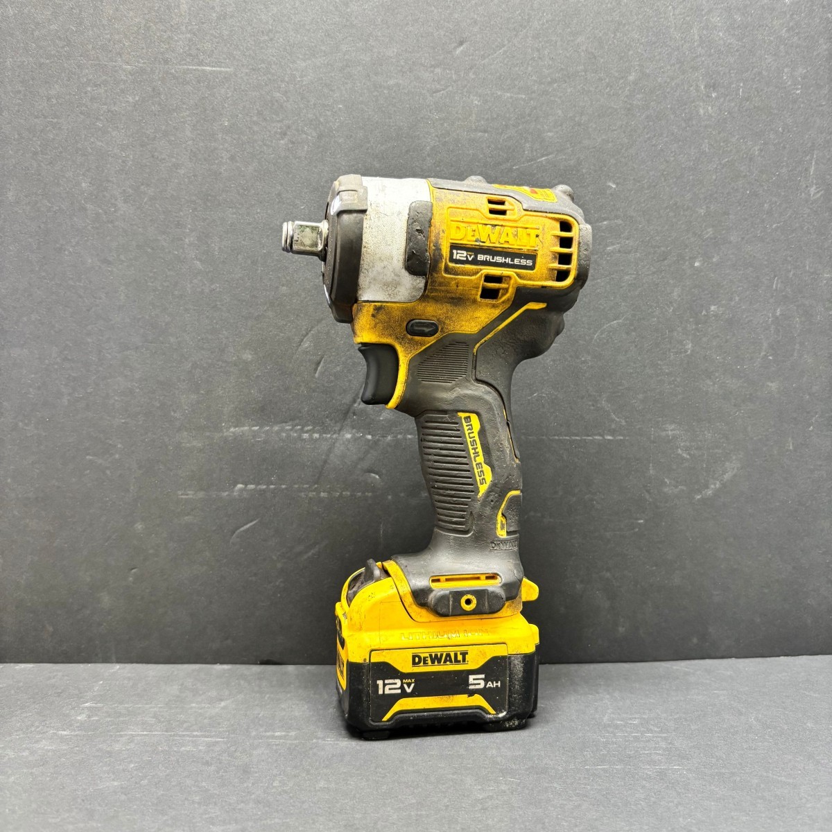 DEWALT DCF901 IMPACT WRENCH W/ 12V 5AH BATTERY (NLG057970)