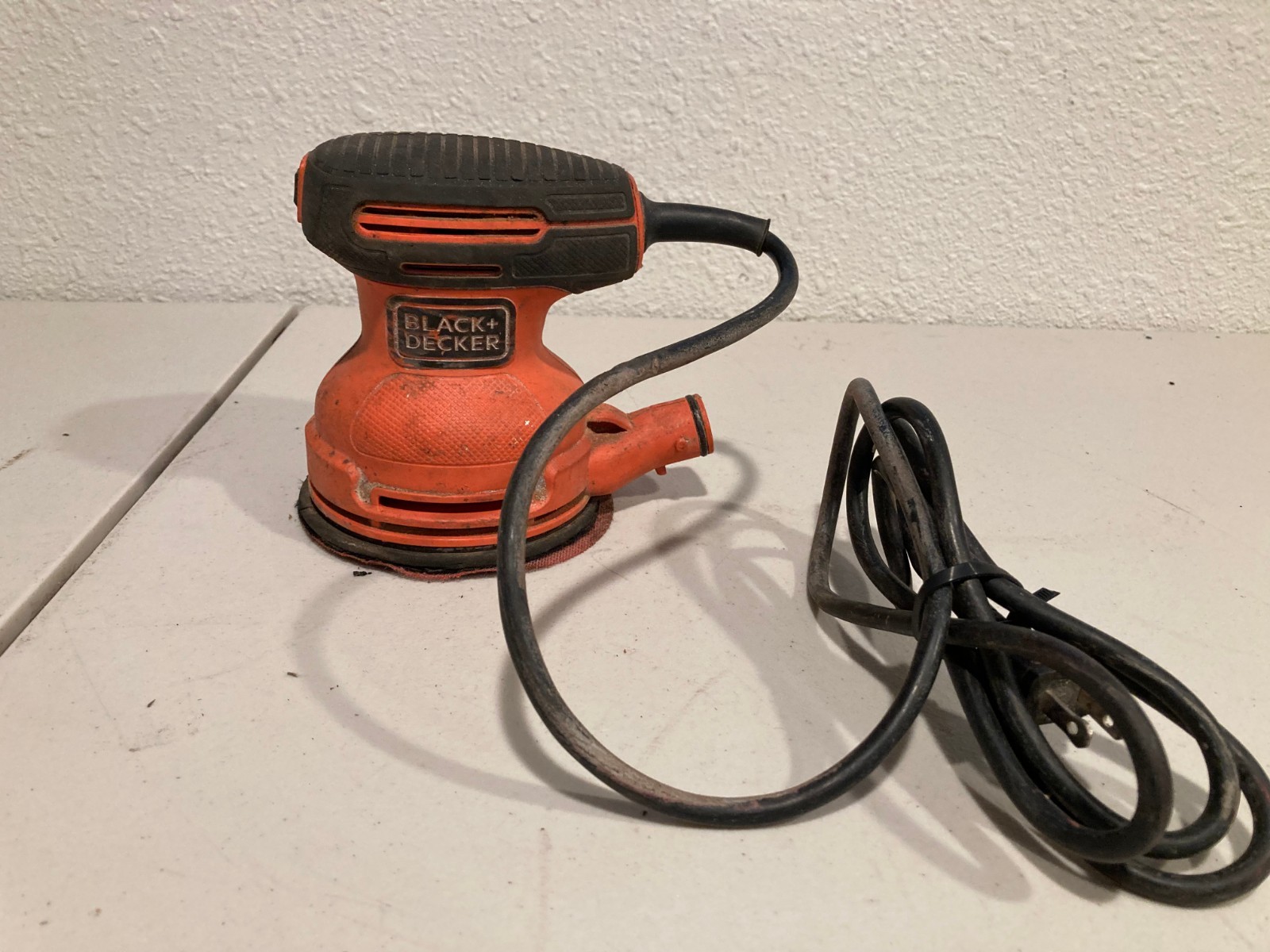 BLACK+DECKER BDERO100 Random Orbit Sander, Handheld Corded 120 Volts, 5-Inch