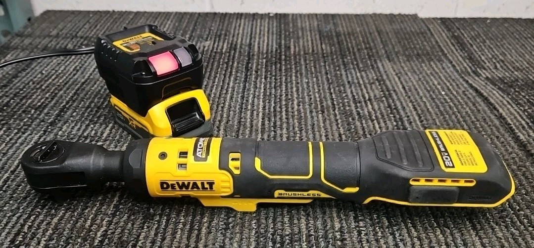 DeWalt Tools DCF512 1/2&Prime; (13mm) 20V Cordless Ratchet + 1.7Ah Battery & Charger