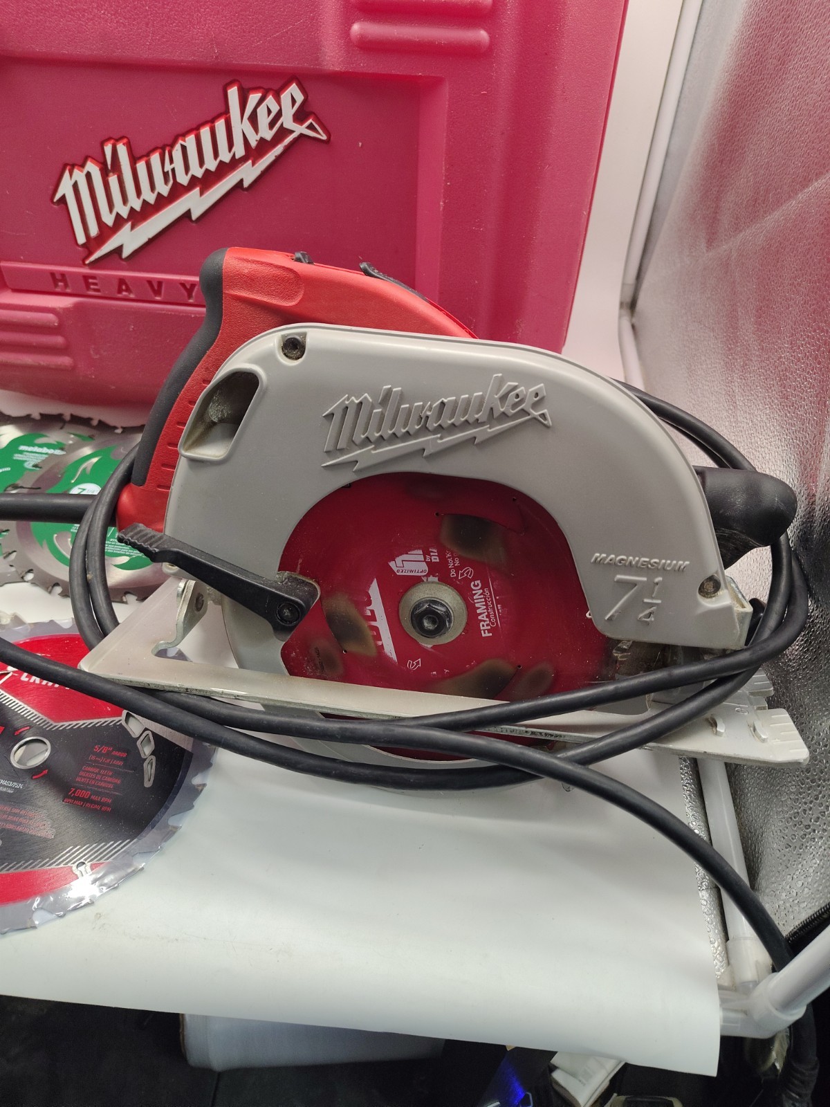 Milwaukee 6390-20 7-1/4&Prime; Tilt-Lok Circular Saw w/ Case, Guide & 7 Blades 15 Amp