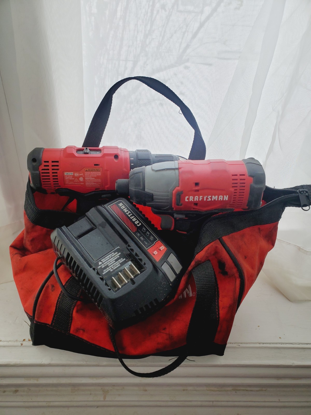Set Craftsman 20V Drill Driver Impact with Batteries and Charger in Carry Bag
