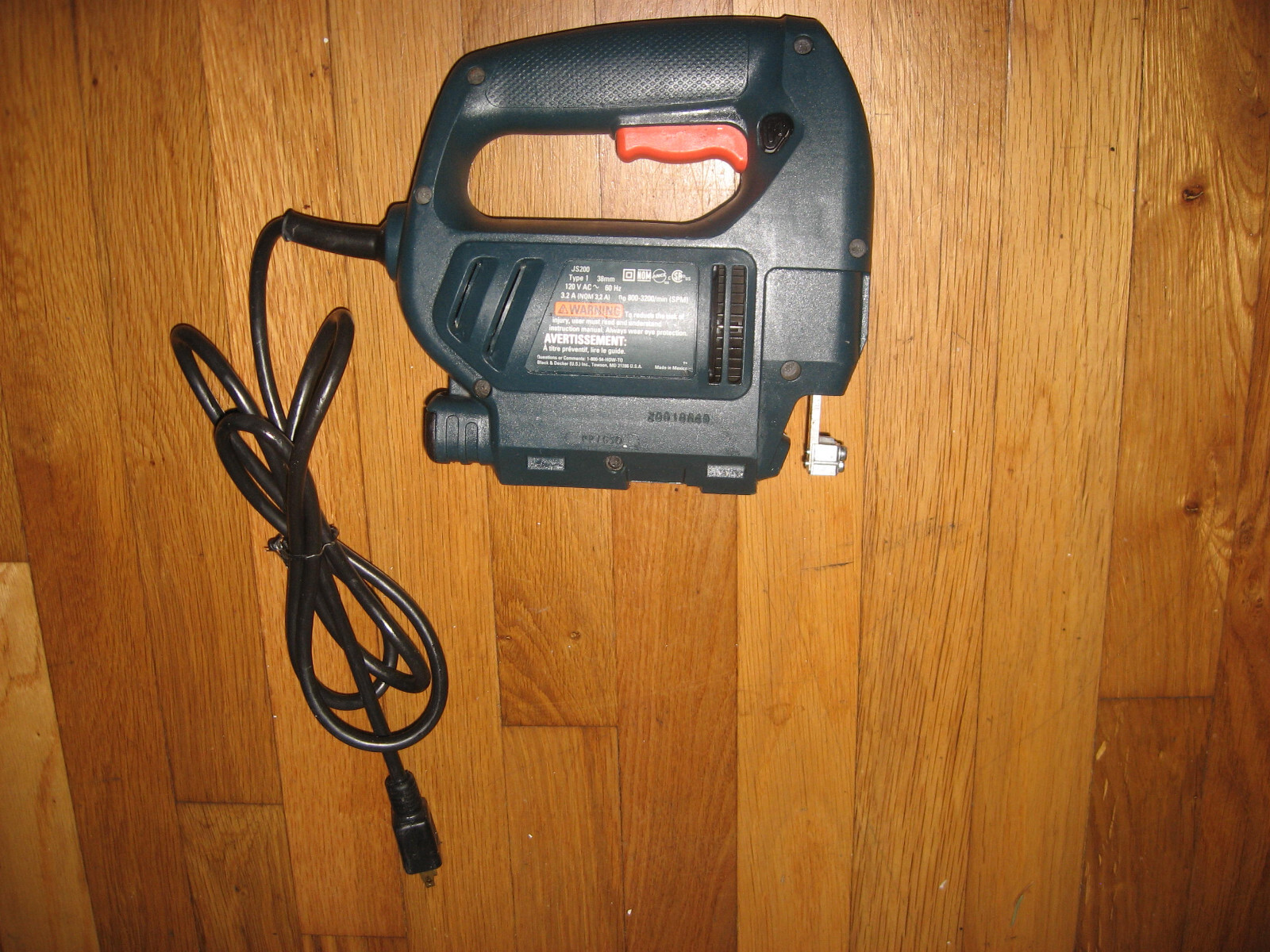 Green BLACK & DECKER VARIABLE SPEED JIG SAW CORDED JS200 3.2 AMP-Work FINE