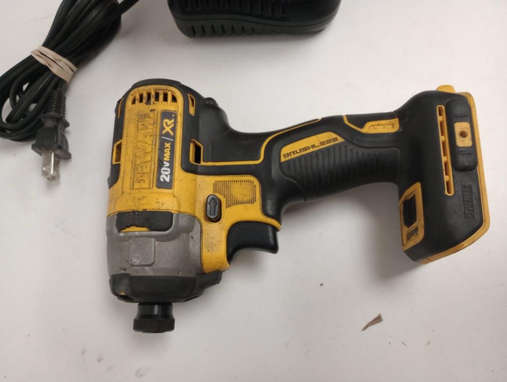 DEWALT DCF885 20V 1/4&Prime; IMPACT W/ 4AH BATTERY & CHARGER (P08034710)