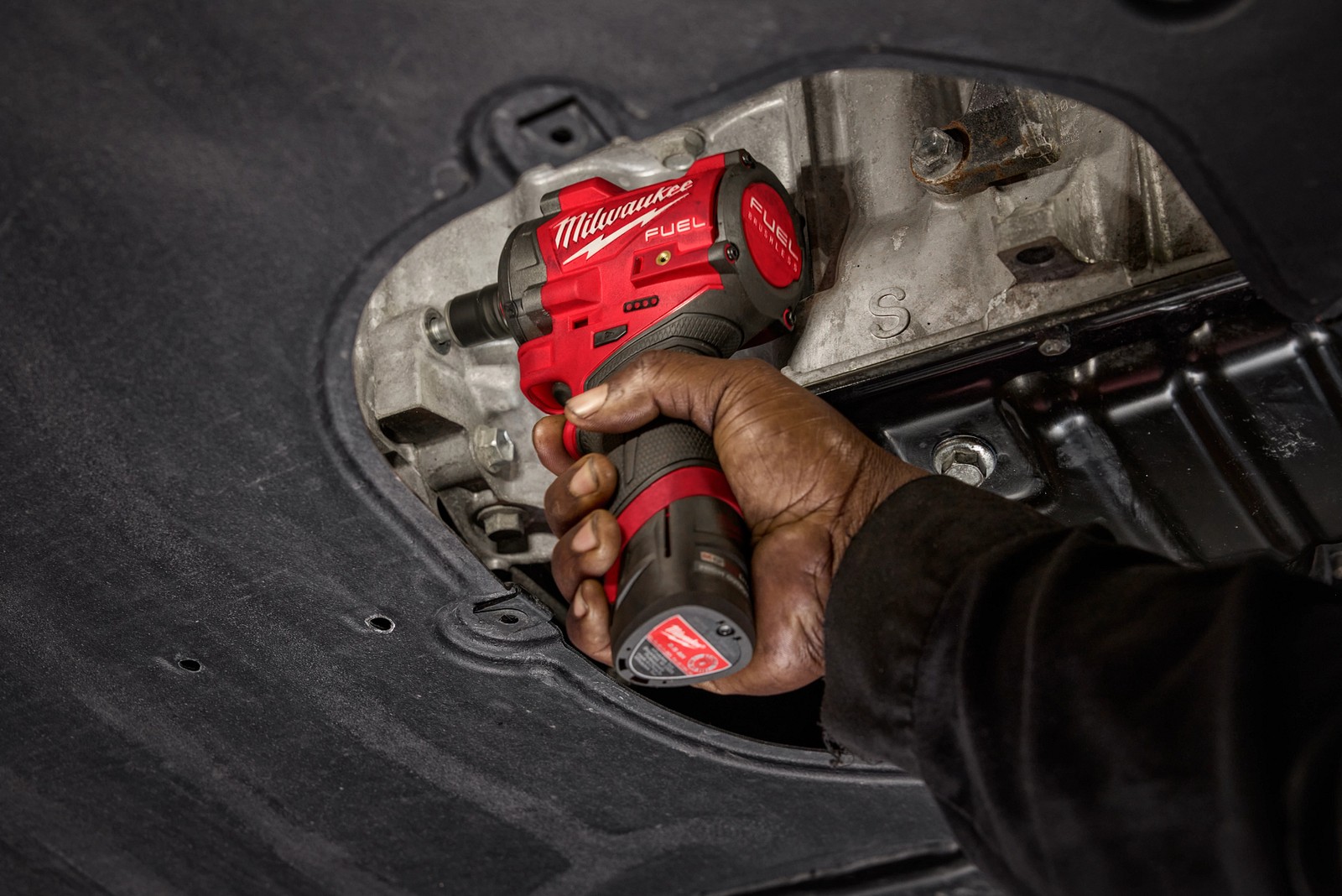 Milwaukee Tool 2562-22 M12 FUEL Stubby 3/8&Prime; Impact Wrench Kit