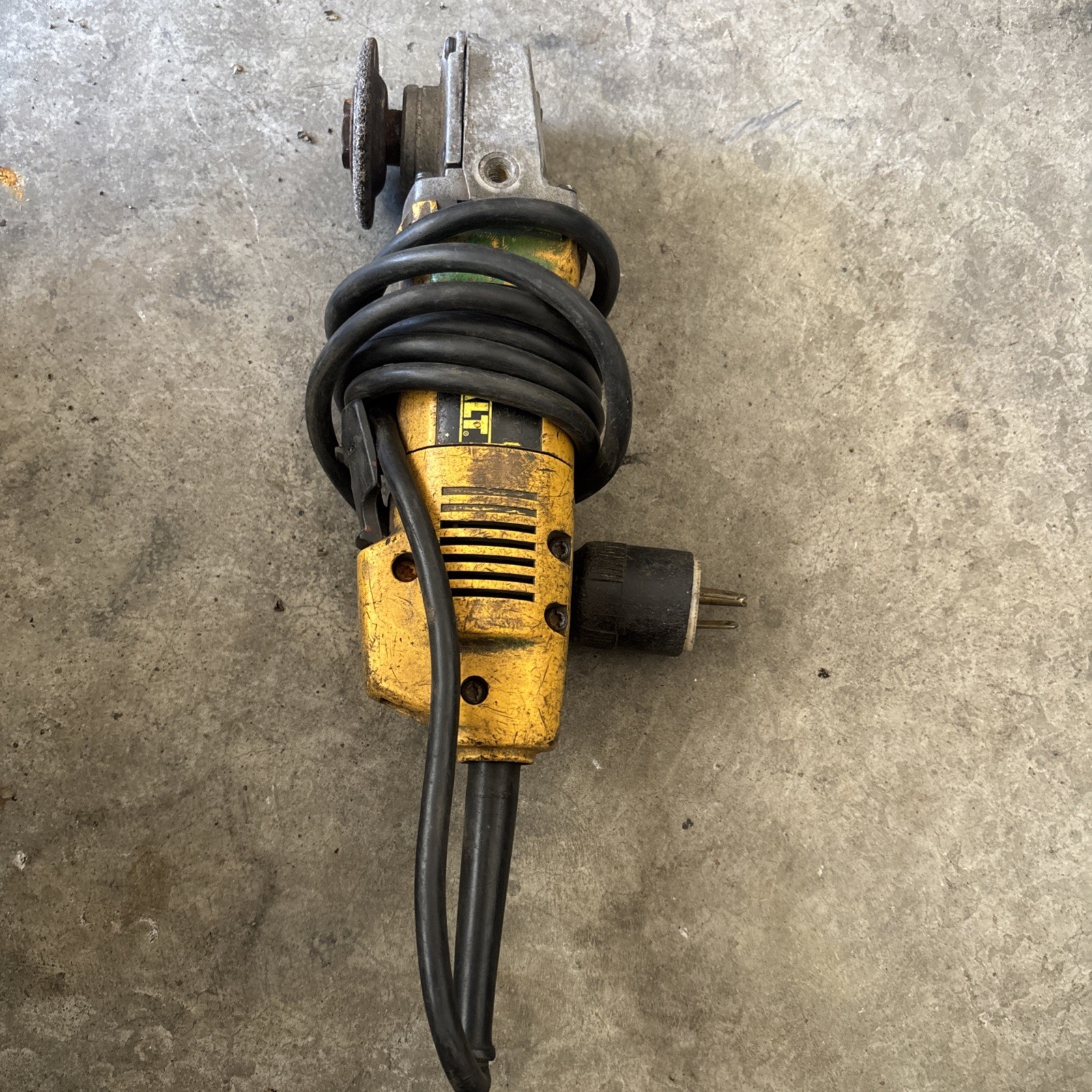 Dewalt DW402 Vintage 4 1/2&Prime; Electric Angle Grinder Tested