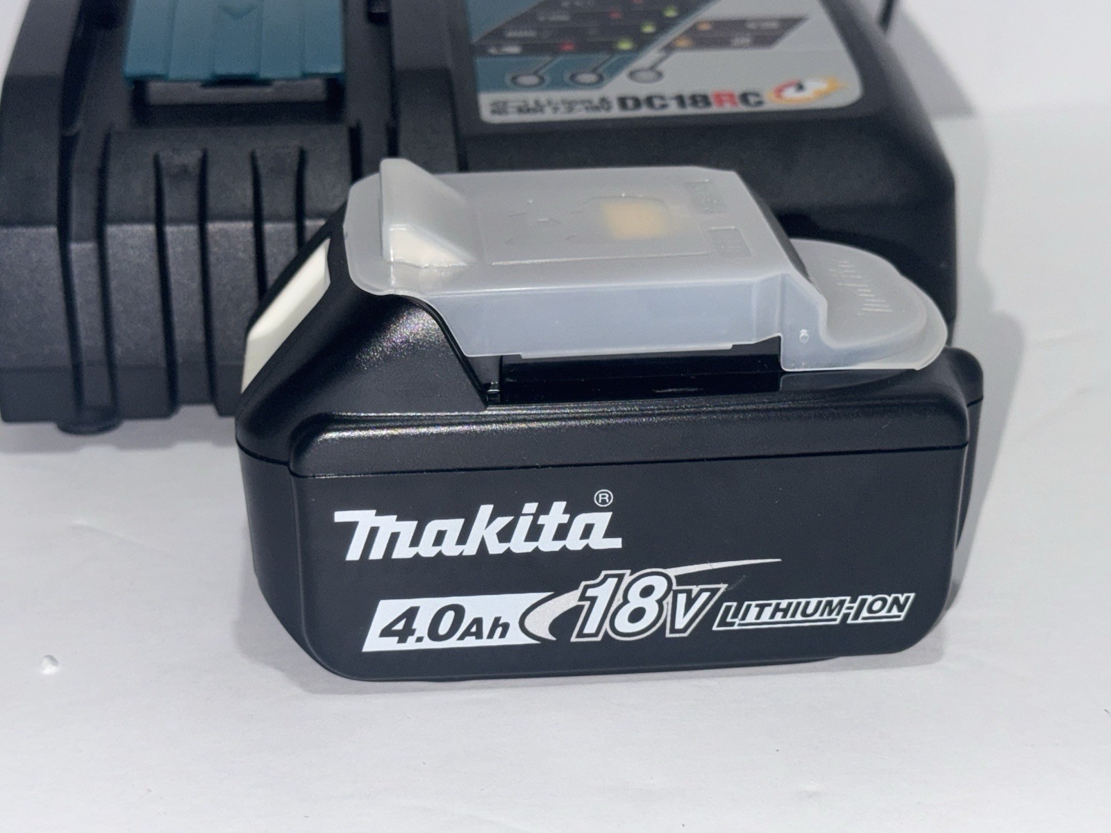 Makita DC18RC Lithium Ion Rapid Optimum Charger. 18 Volts 220 Volts AC + Battery