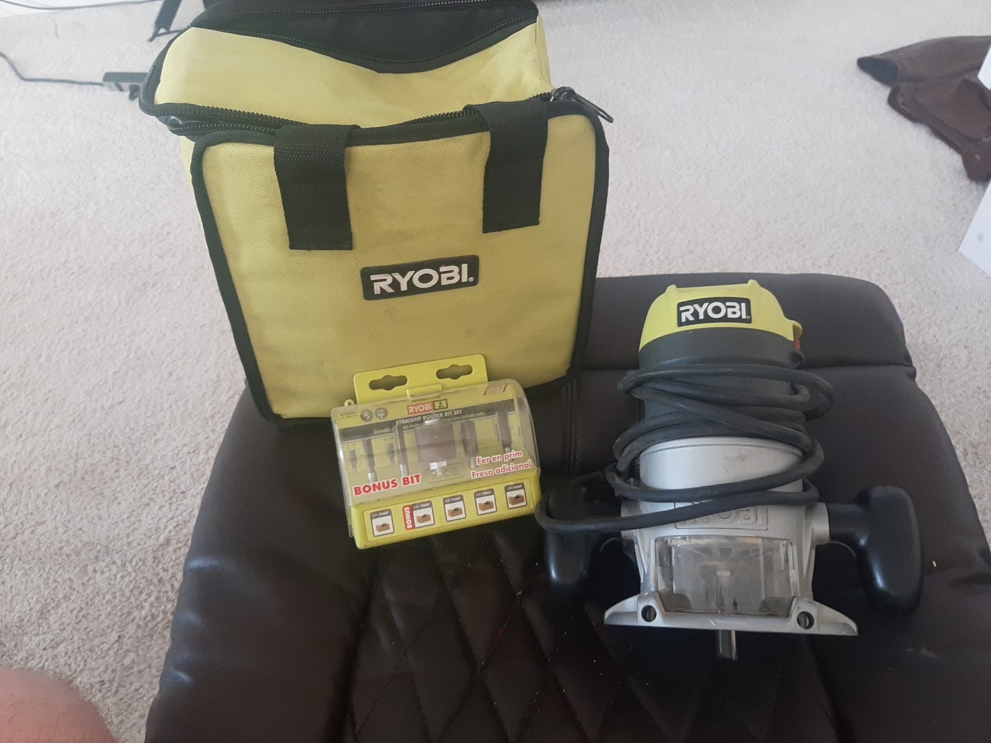 Ryobi R163G 8.5 Amp 1-1/2&Prime; Peak HP Fixed Base Corded Router w/ Ryobi Bit Set