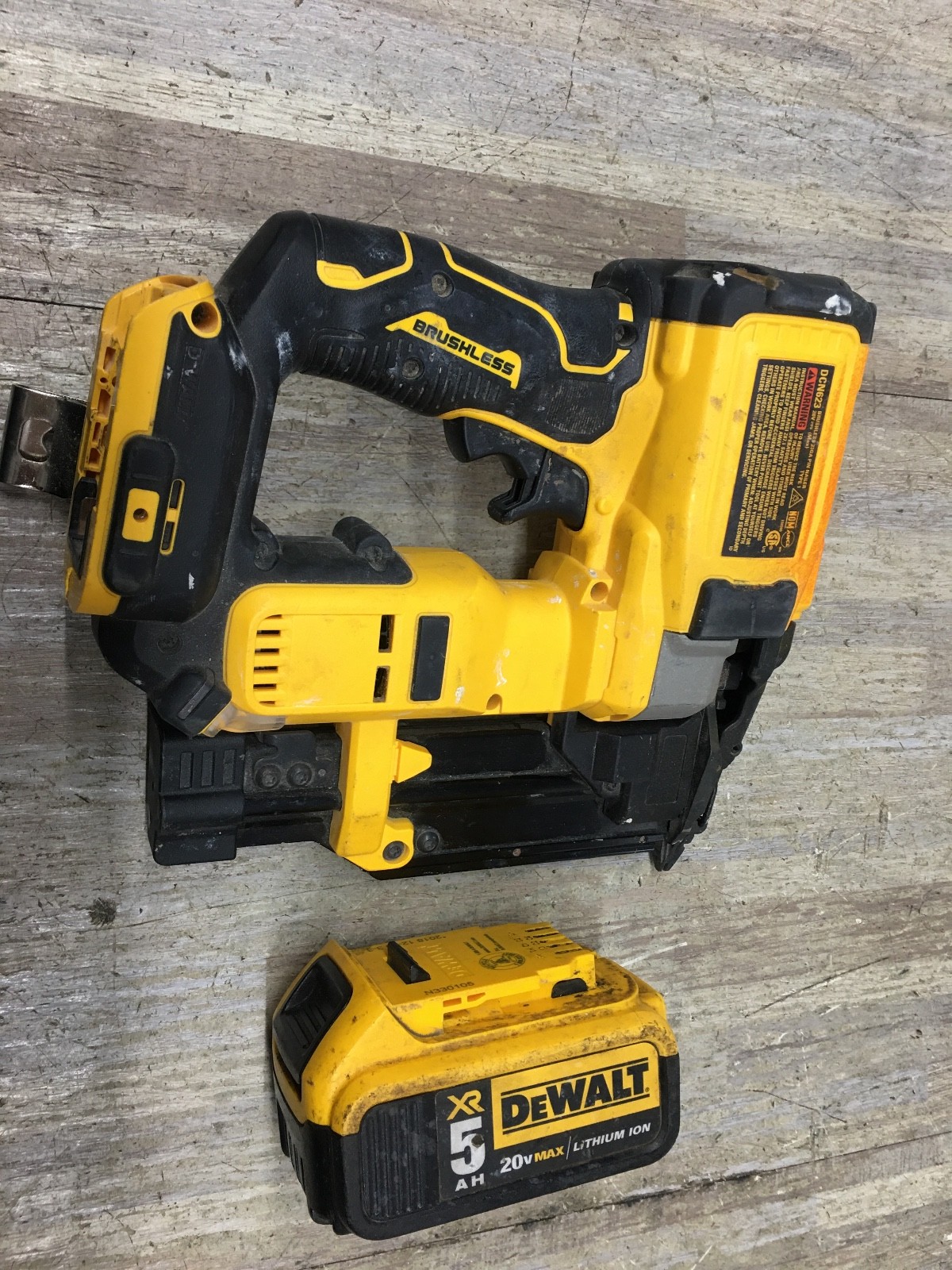 DEWALT Atomic Compact 20V MAX Brushless Cordless 23 Gauge Pin Nailer DCN623