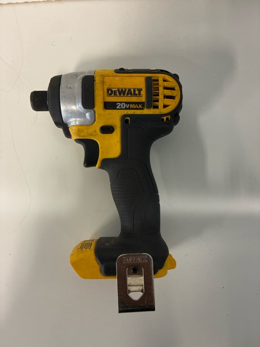 DEWALT DCF885 – 20V MAX* 1/4&Prime; IMPACT COMES WITH BATTERY (P18029671)