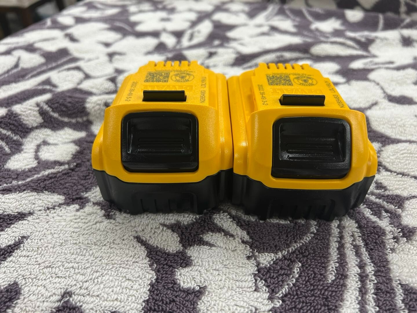 New DEWALT Genuine DCB204-2 20V 4Ah Lithium-Ion Battery – 2 Pack