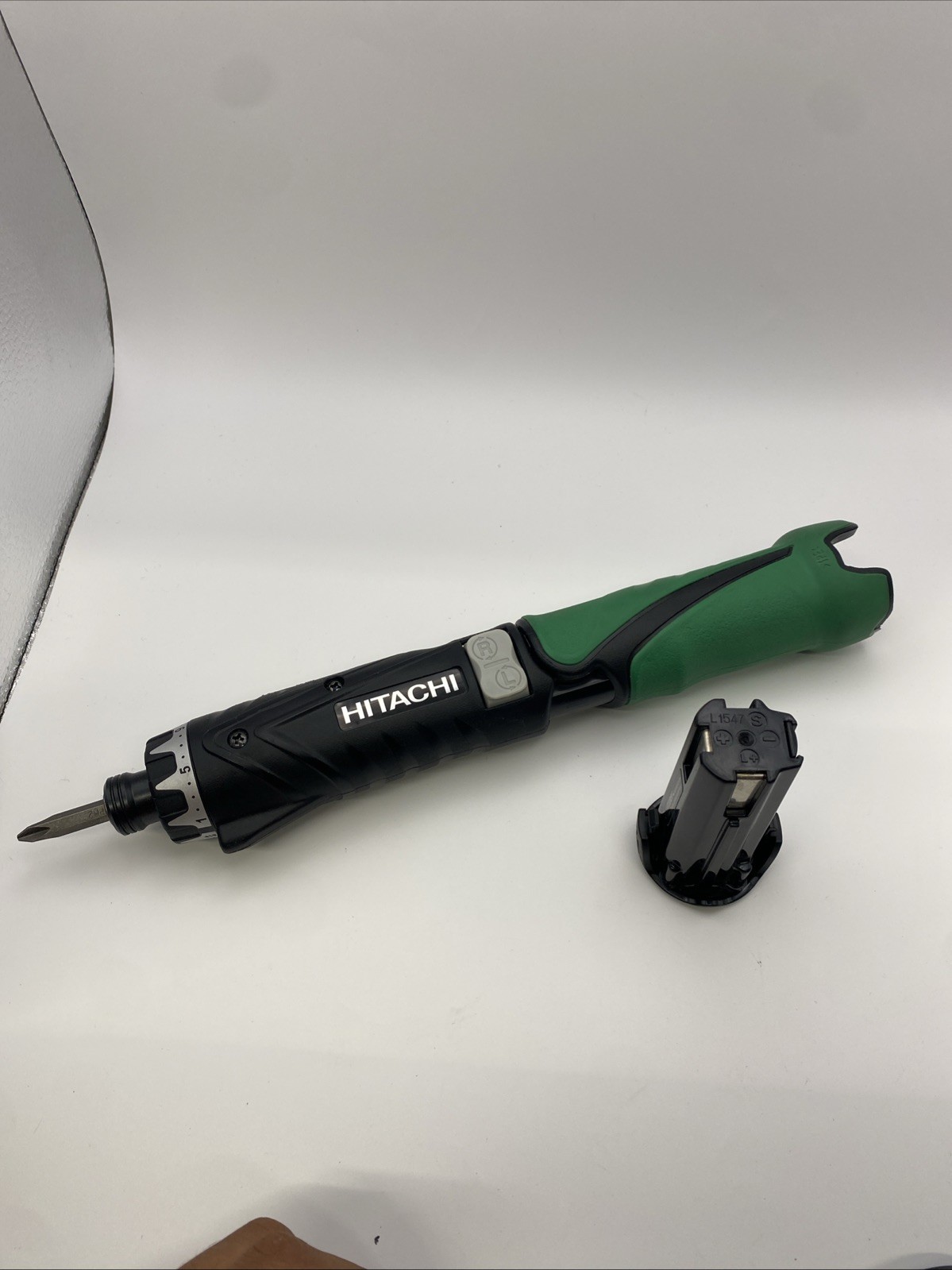 Hitachi DB3DL2 3.6V Li-Ion Screwdriver 1/4&Prime; Hex Drive – Tool/2 Batteries/charger