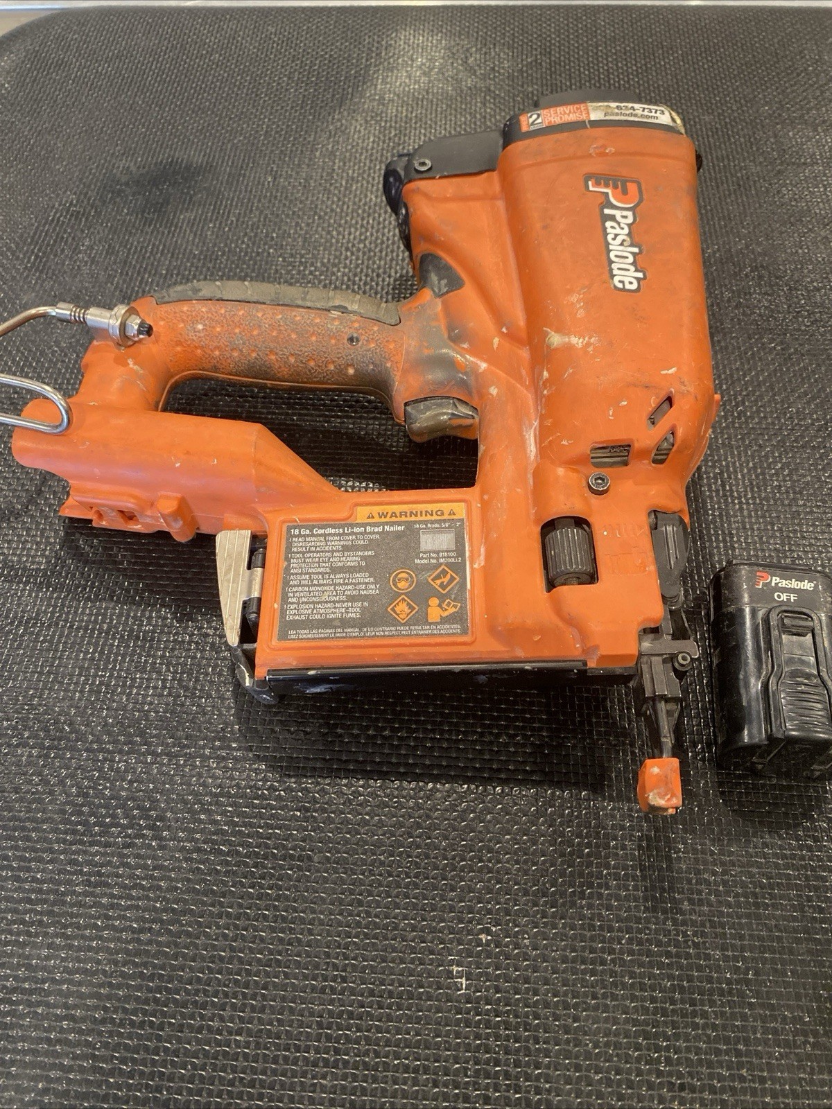 Paslode 18-Gauge Li-Ion Cordless Brad Pro Nailing System IM200Li.2 W/battery