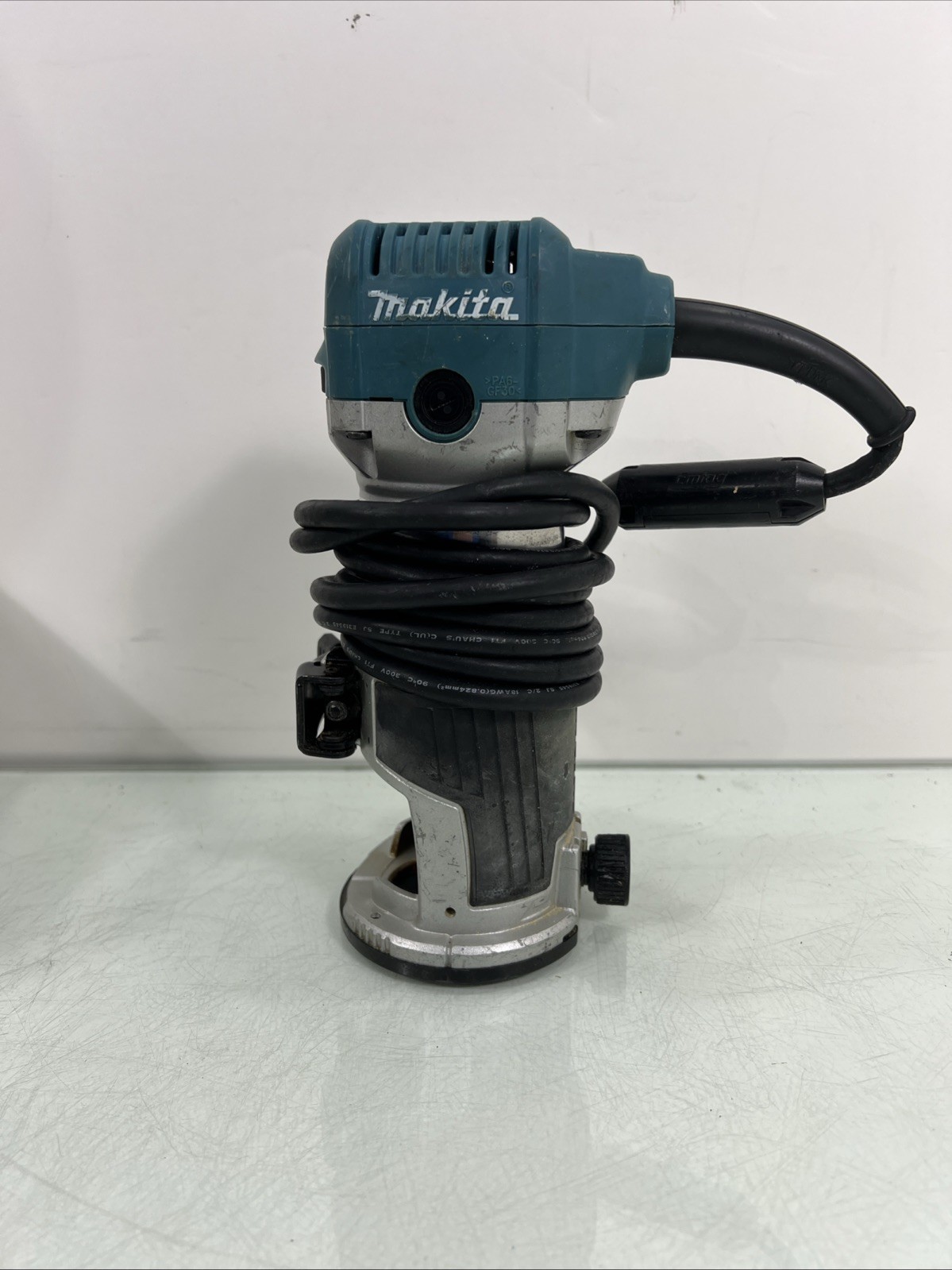 Makita RT0700C 6mm-8mm 1/4&Prime; Trimmer 220V 710W Router